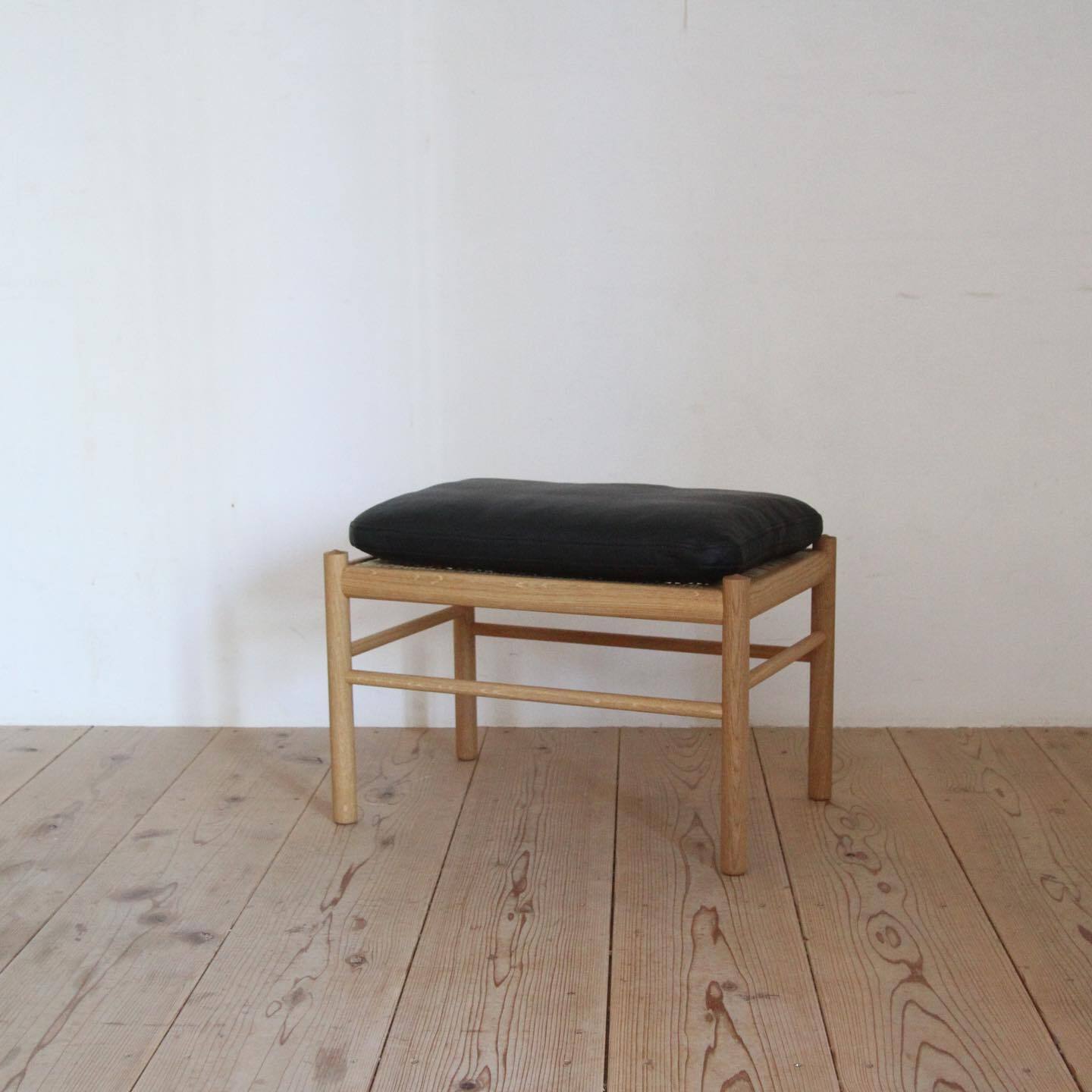 Colonial Stool / Ole Wanscher